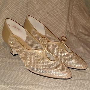 Magdesians Golden heels size 6 1/2 N